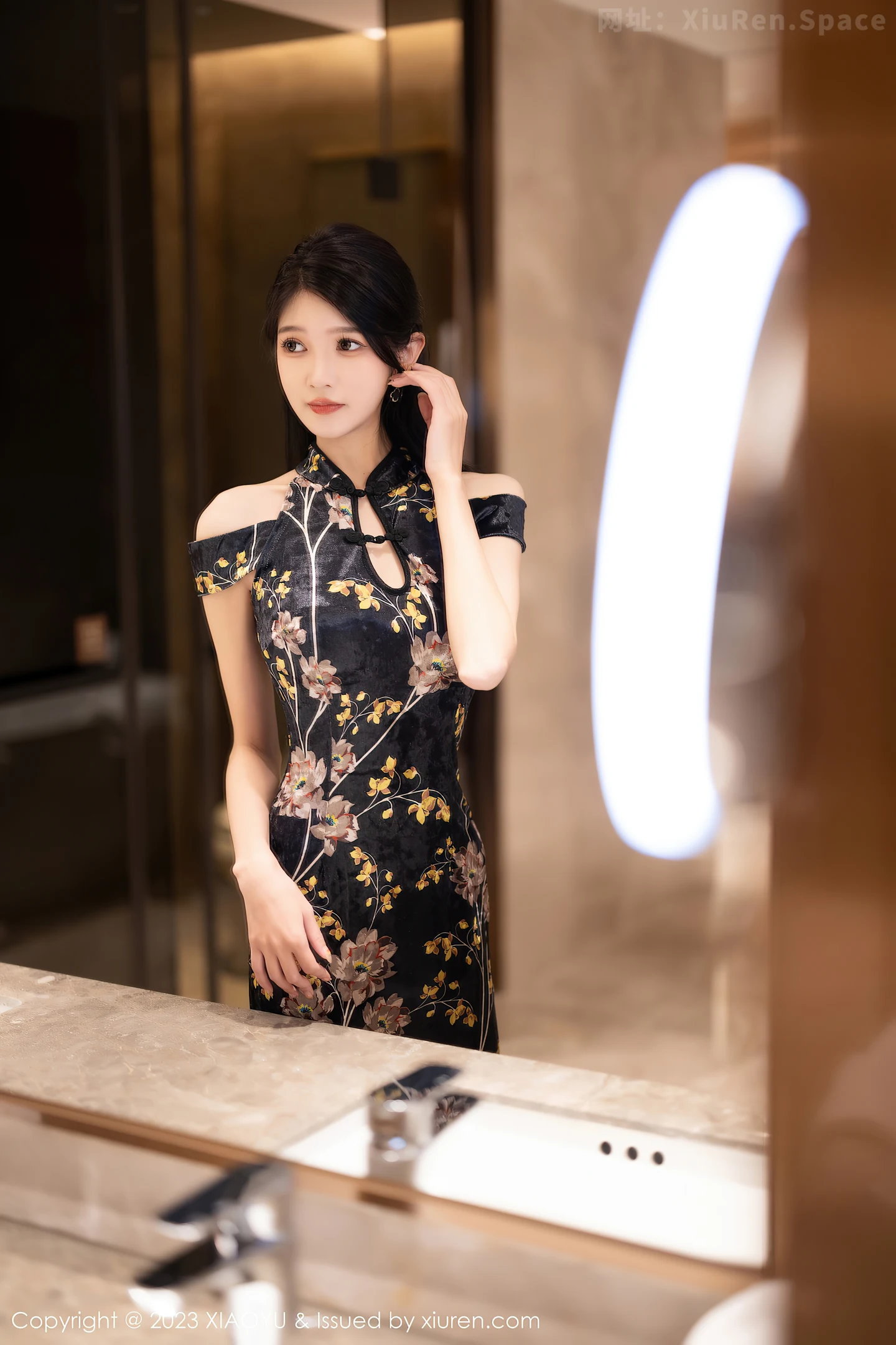 图片[3]-[XiaoYu画语界]Vol.1142 模特程程程性感深色带图案旗袍配超薄黑丝秀苗条身材诱惑写真84P-秀人网官方网站